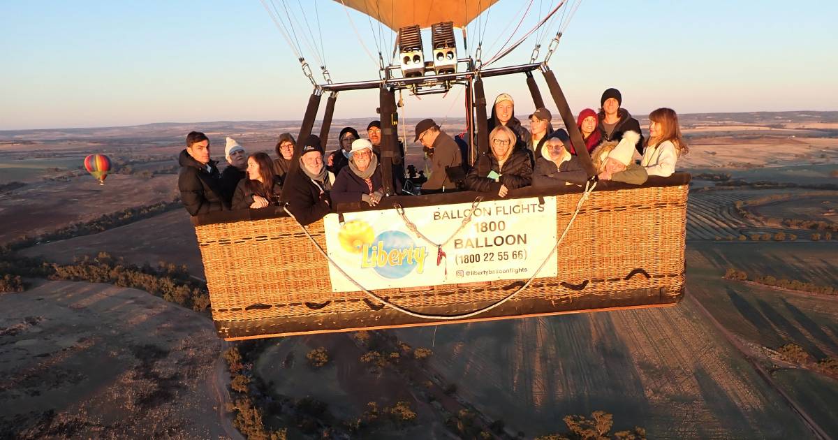 Journalist Mal Gill on a high after hot air balloon experience | Farm Weekly