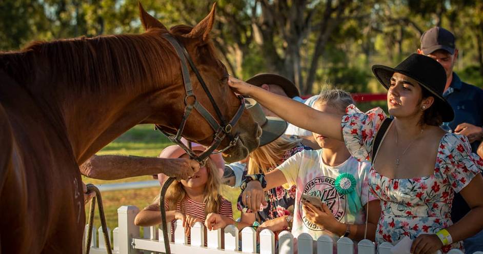 More than 1500 descend on Lightning Ridge races