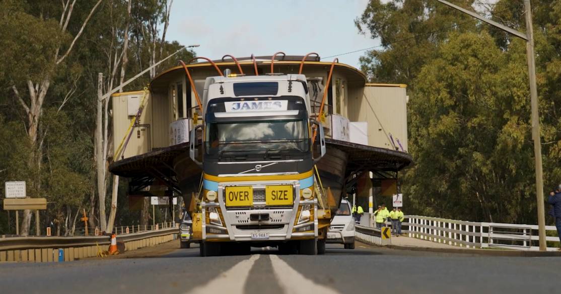 Paddlewheeler hits the road to Longreach | Video