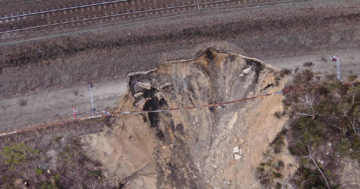 Work starts to repair Blue Mountains rail line following landslip | Photos