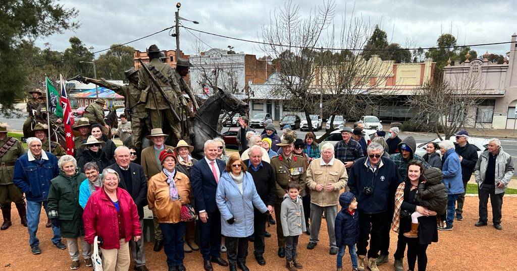 Life-size sculpture of historic war horse unveiled in Harden-Murrumburrah