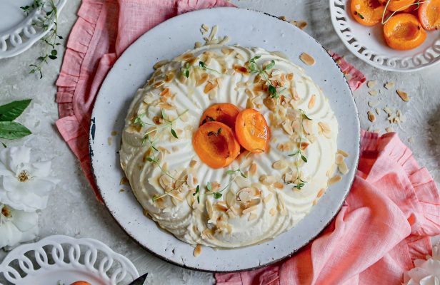 How to make honey- and thyme-roasted apricots with almond pannacotta bundt and toasted almonds