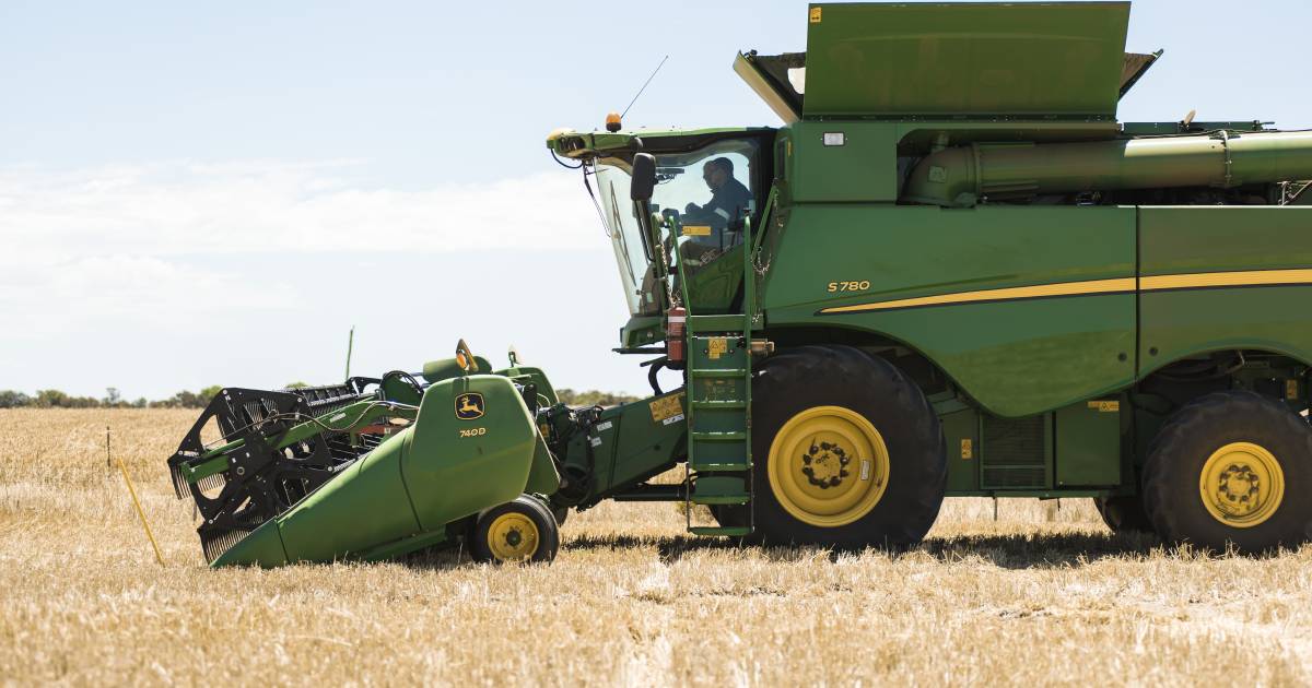 John Deere S-Series combine harvests are feature packed | Farm Weekly