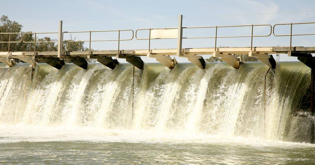 Weir to be winched out as Murray flood warnings sound