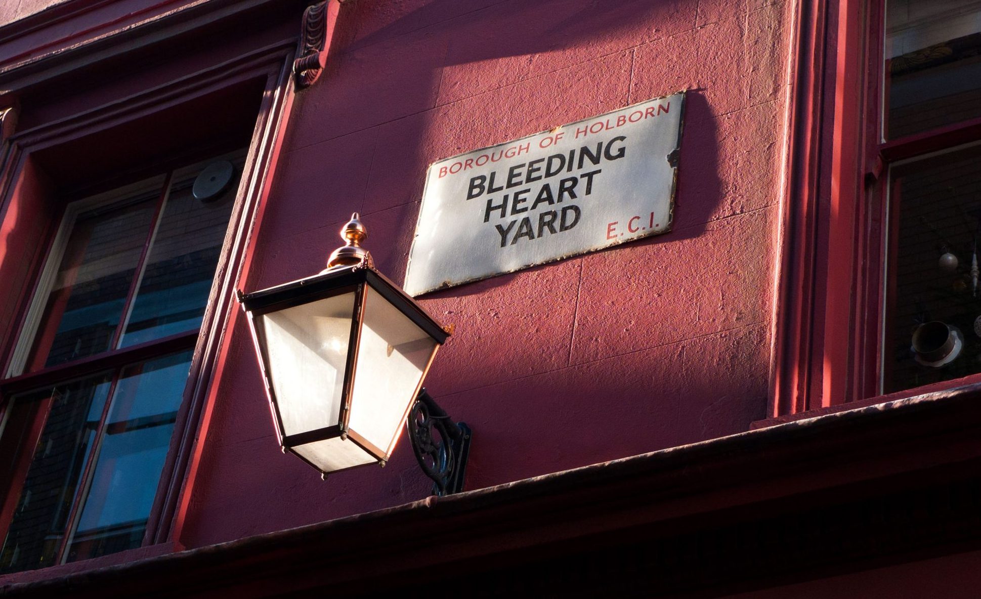 A ghost tour of London on foot