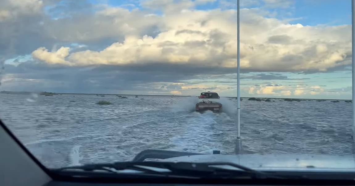 Incredible vision captures water to the horizon on flooded Riverina plains