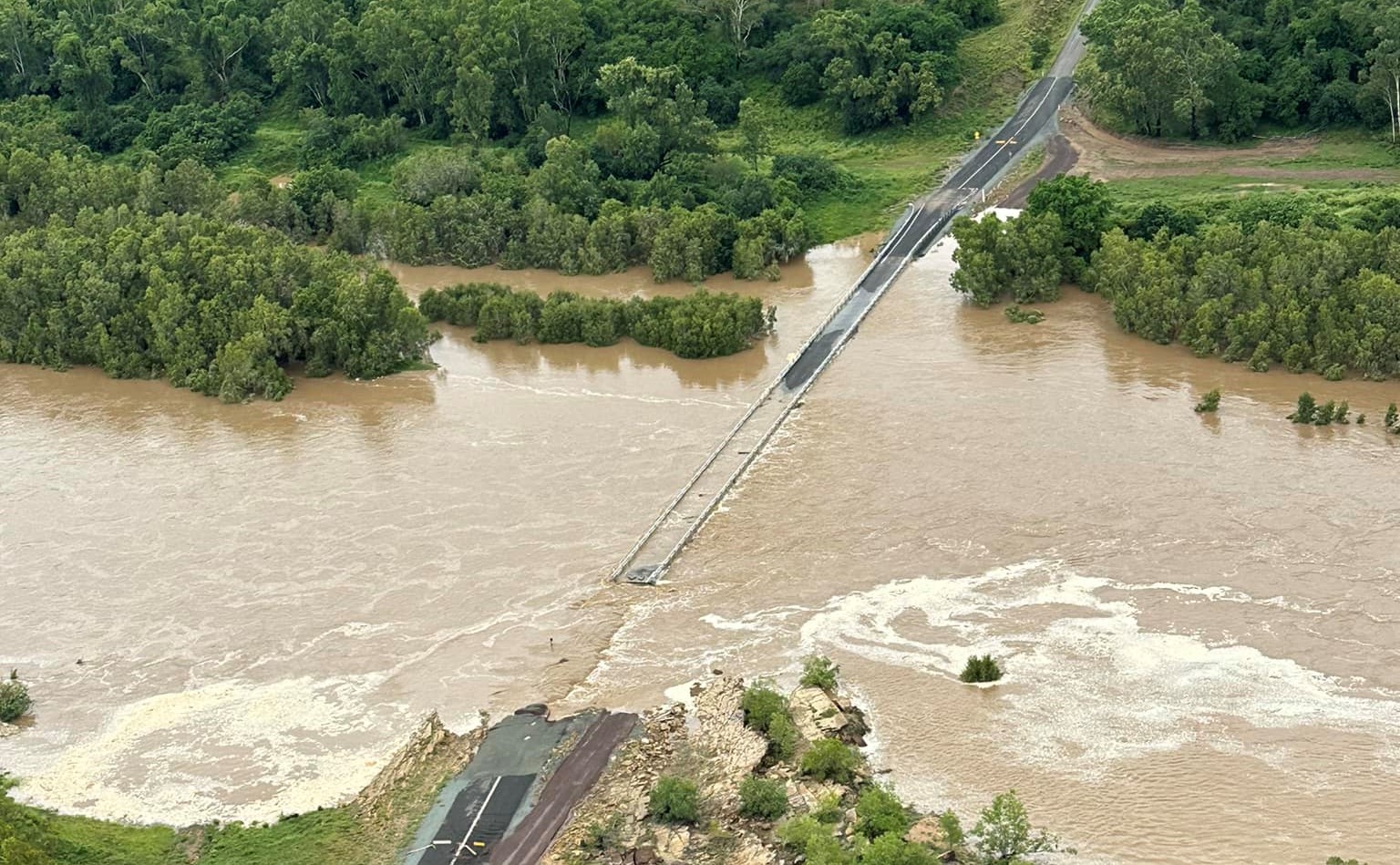 Roads cut and sales cancelled as big rain moves to Qld