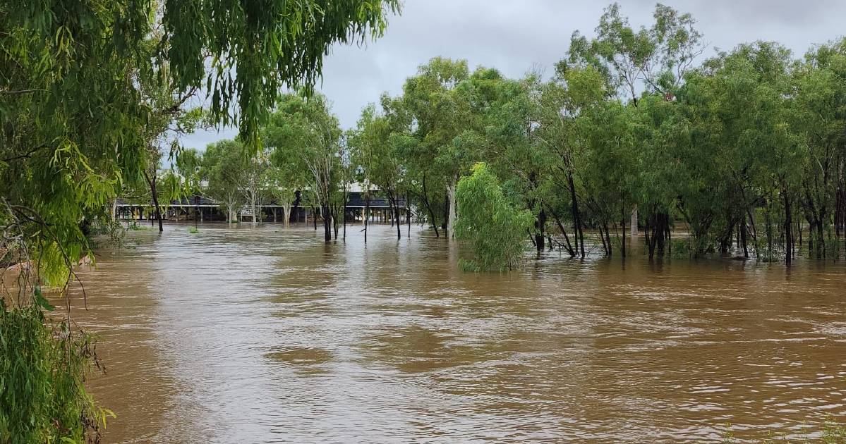 Planes unable to fly into Fitzroy Crossing as flooding continues