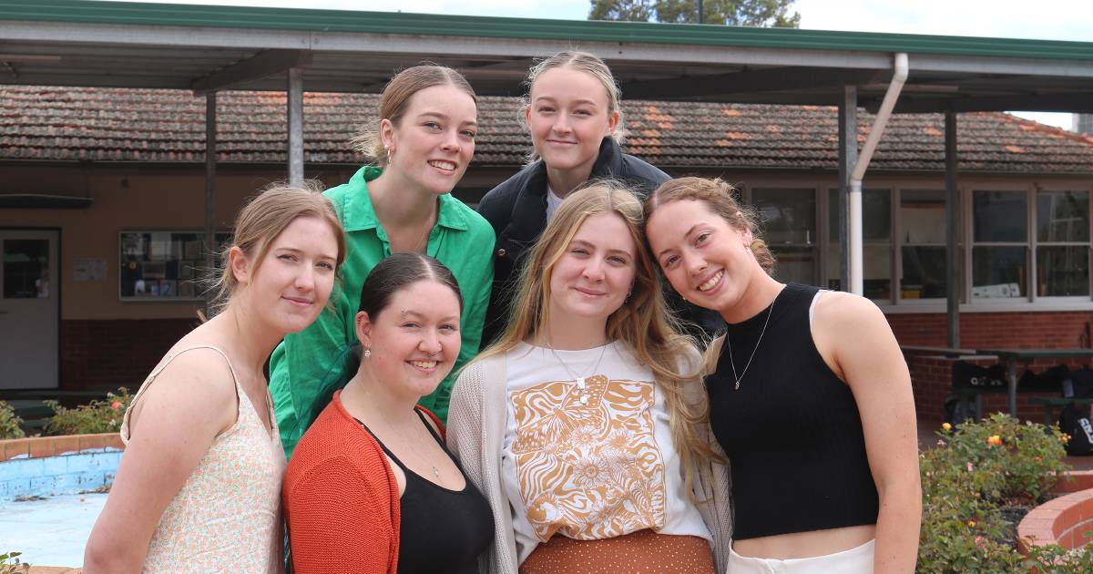 Narrogin SHS year 12s from 2022 celebrate their achievements. | Farm Weekly