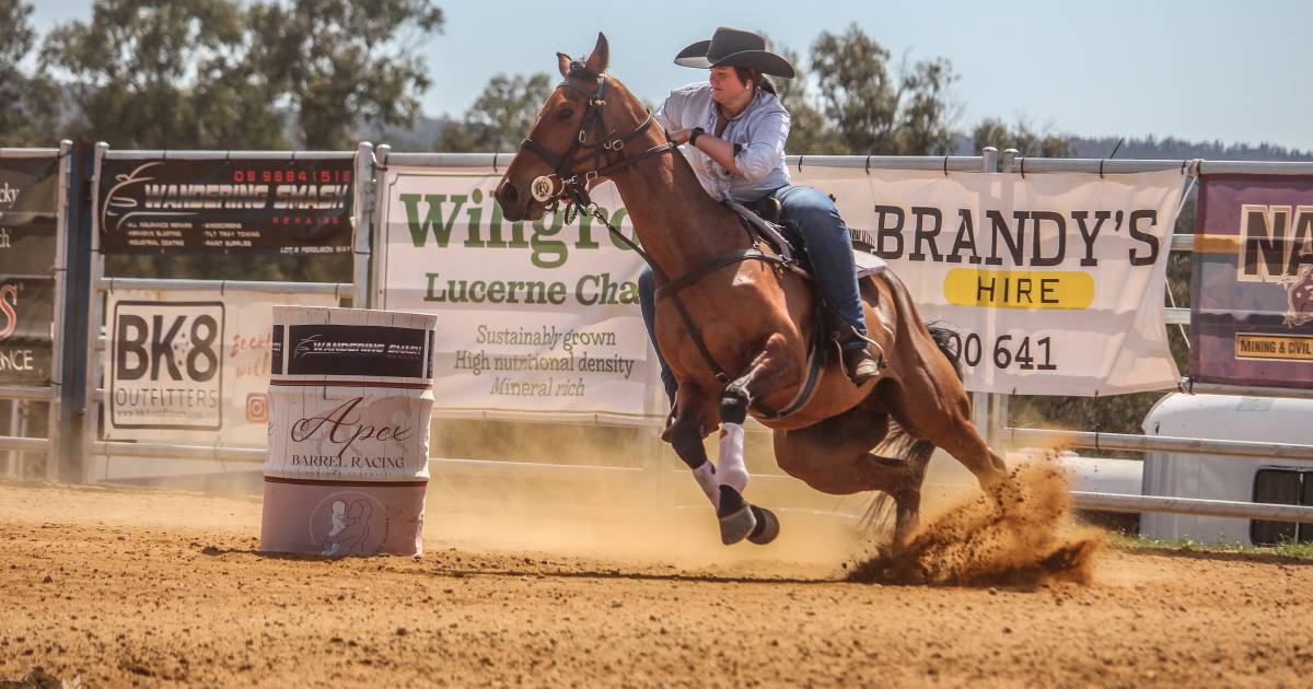 Dust and glitter returns for barrel racing