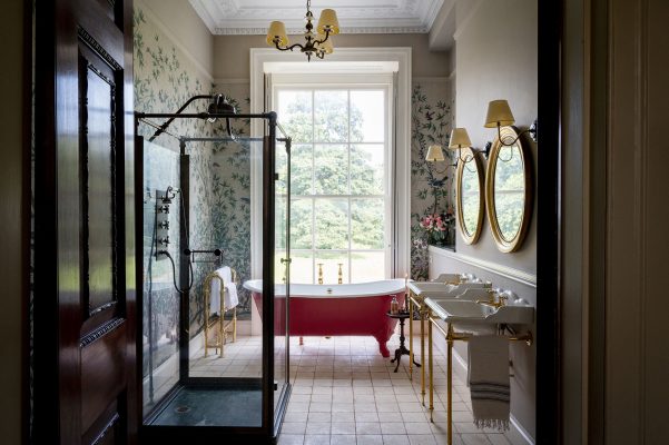 How a chance discovery of a wallpaper fragment inspired the look of this country house bathroom