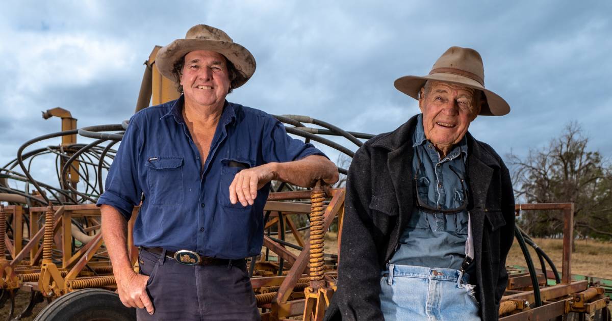 It's a record canola plant for Qld and Charles, 91, is in on the action