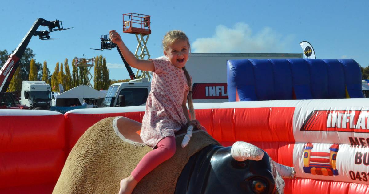 Visitors enjoy the sunshine at the Riverina Field Days