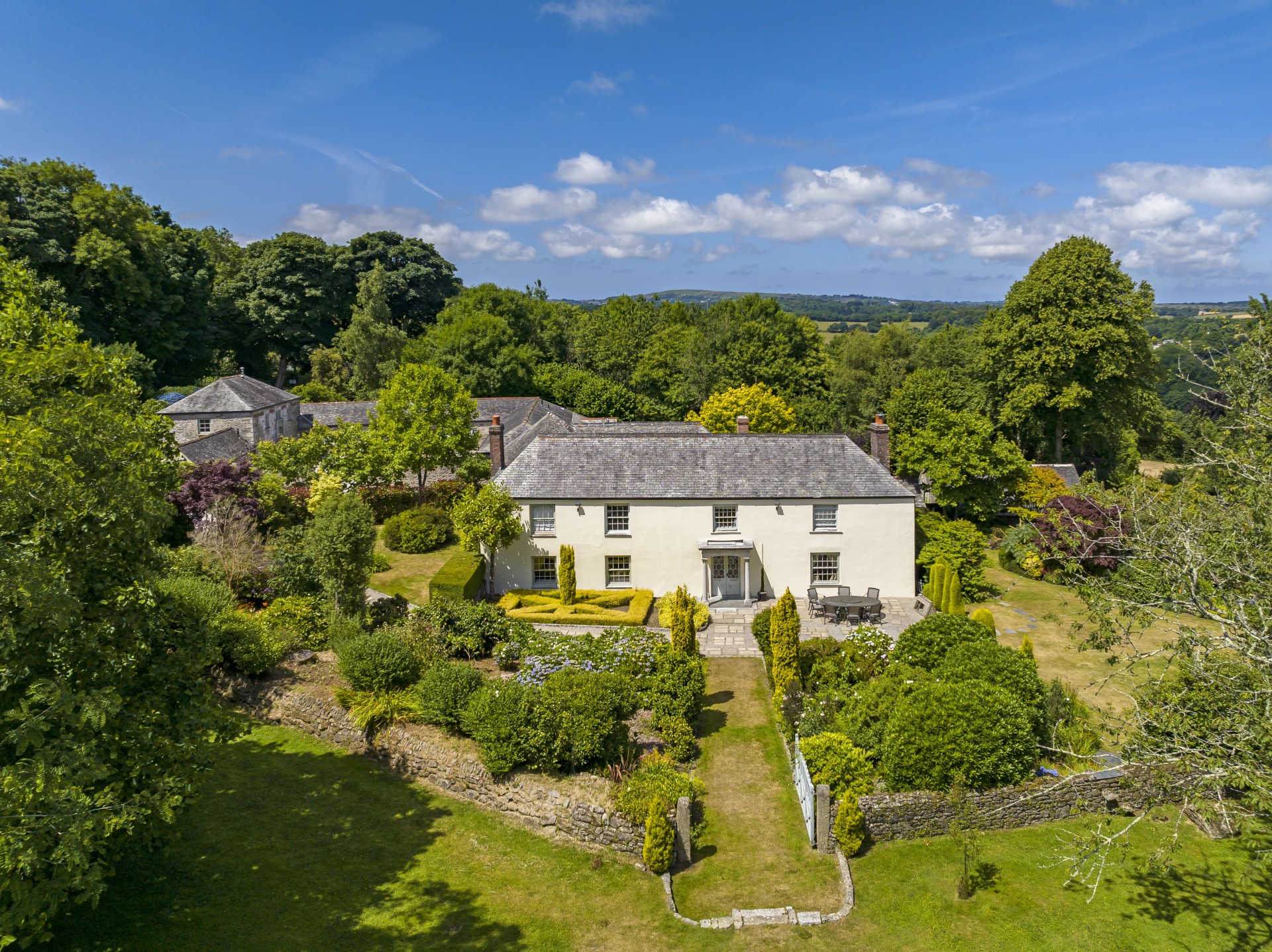 Can’t decide between a dream home in North or South Cornwall? This delightful mini-estate offers the best of both