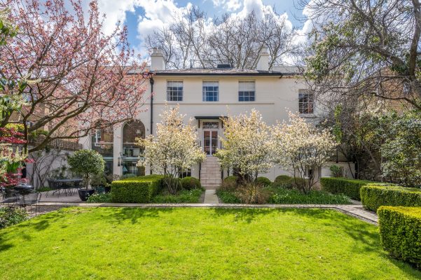 An elegant country home that's somehow to be found in the middle of Islington