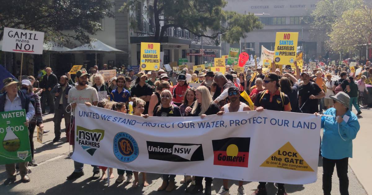 Thousands march on government against CSG