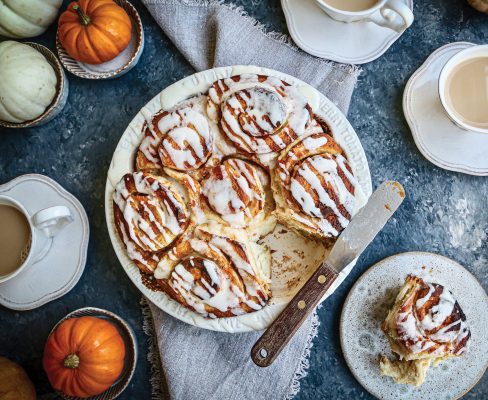 How to make cinnamon rolls with a pumpkin twist for Halloween