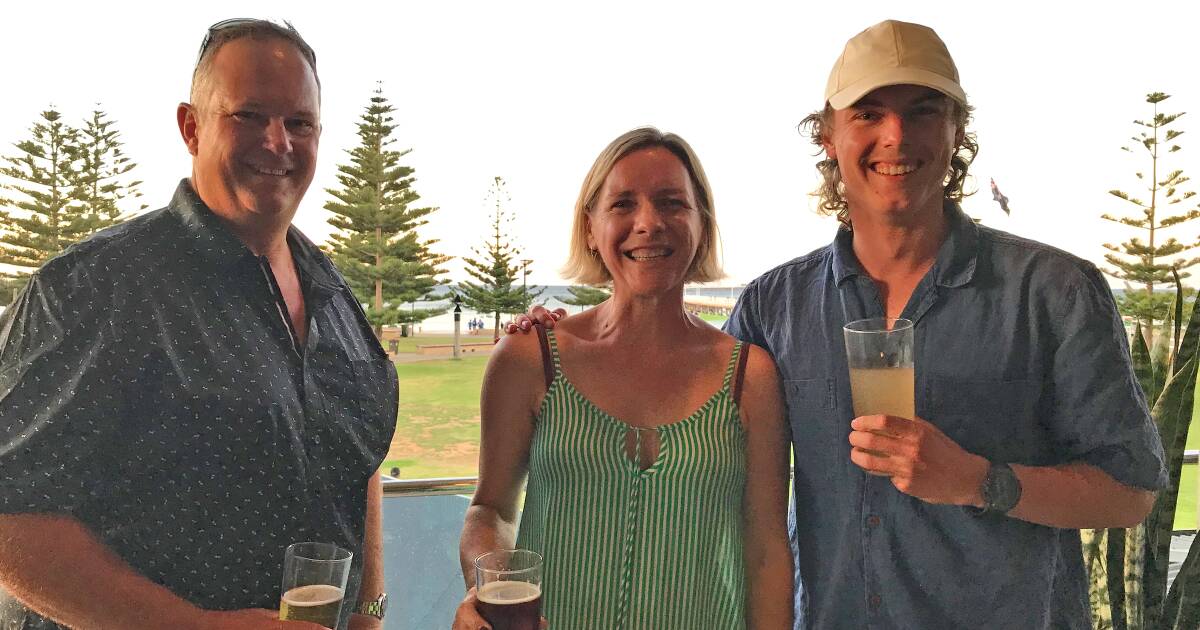 Growers catch up for drinks at summer forum