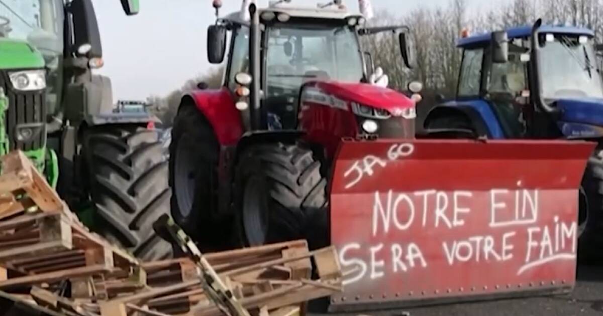 Protesting farmers block French motorways