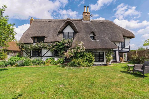 A heavenly thatched home in Oxfordshire that’s a perfect chocolate box cottage