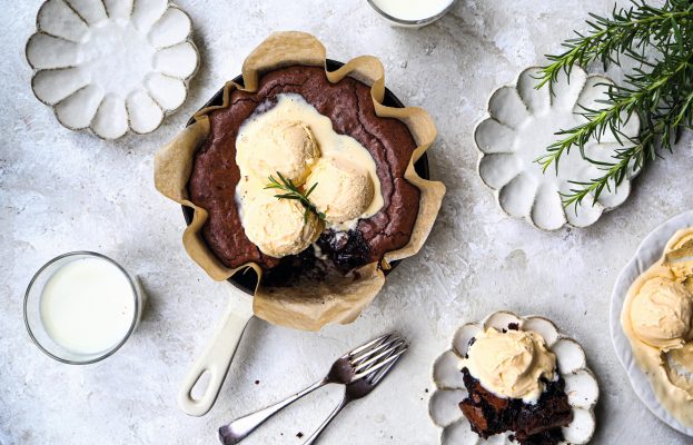 Delicious herbs and ices: rosemary ice cream with chocolate brownie