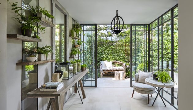 A new garden room built with bronze brings light into this London home